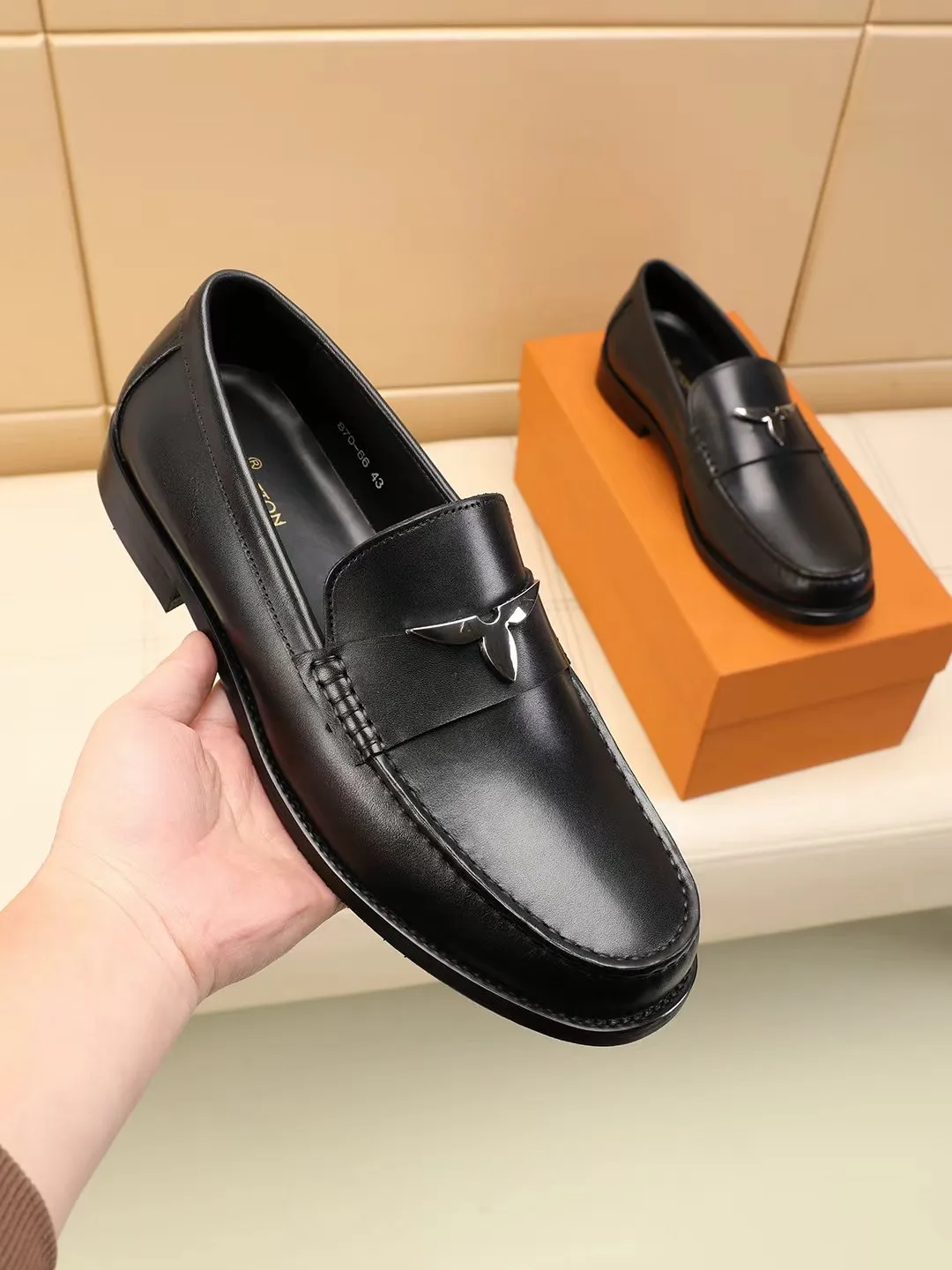 Men's shoes 440 💰 Louis Vuitton LV ® 🆕 model 🔛Full shoe counter, first layer cowhide, 🐂leather lined casual shoes for men, super soft outsole, essential for driving. Synchronized with the counter, original first layer cowhide, completely 1:1 mold customization🌹top version, color optional! Number: 39-44 (customized at 38.45.46)